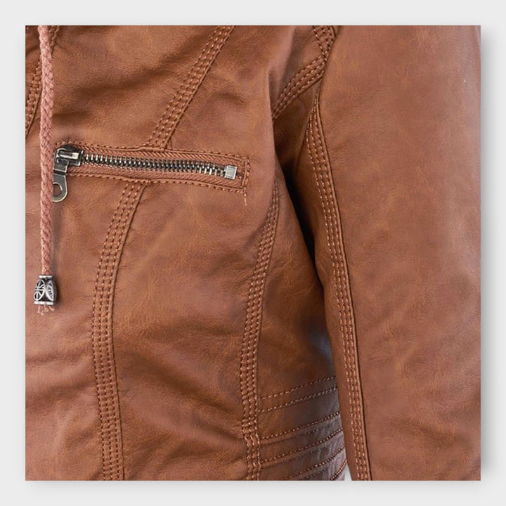 Μοντέρνα δερμάτινη ζακέτα με κουκούλα και διαχρονικό σχέδιο