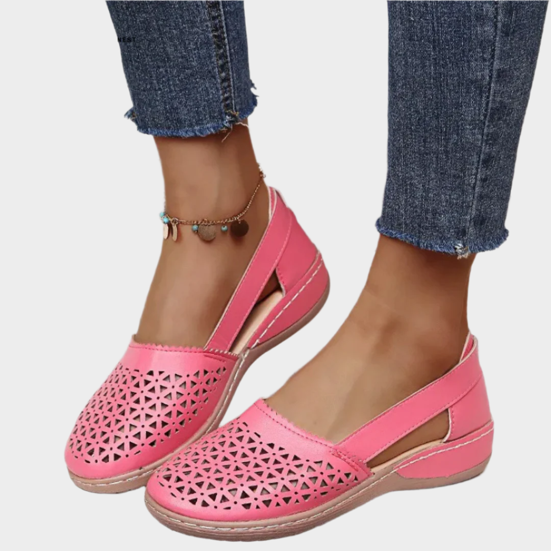 Ανατομικές δερμάτινες μπαλαρίνες με κοψίματα και λουράκι