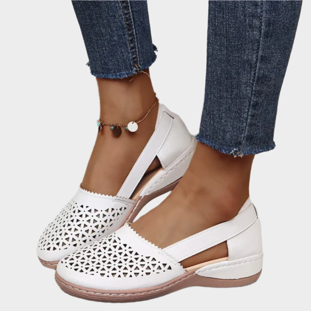 Ανατομικές δερμάτινες μπαλαρίνες με κοψίματα και λουράκι