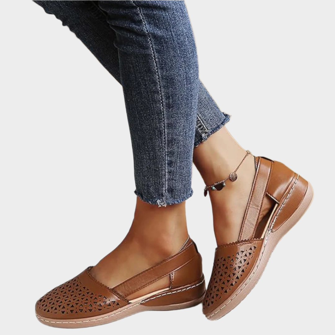 Ανατομικές δερμάτινες μπαλαρίνες με κοψίματα και λουράκι