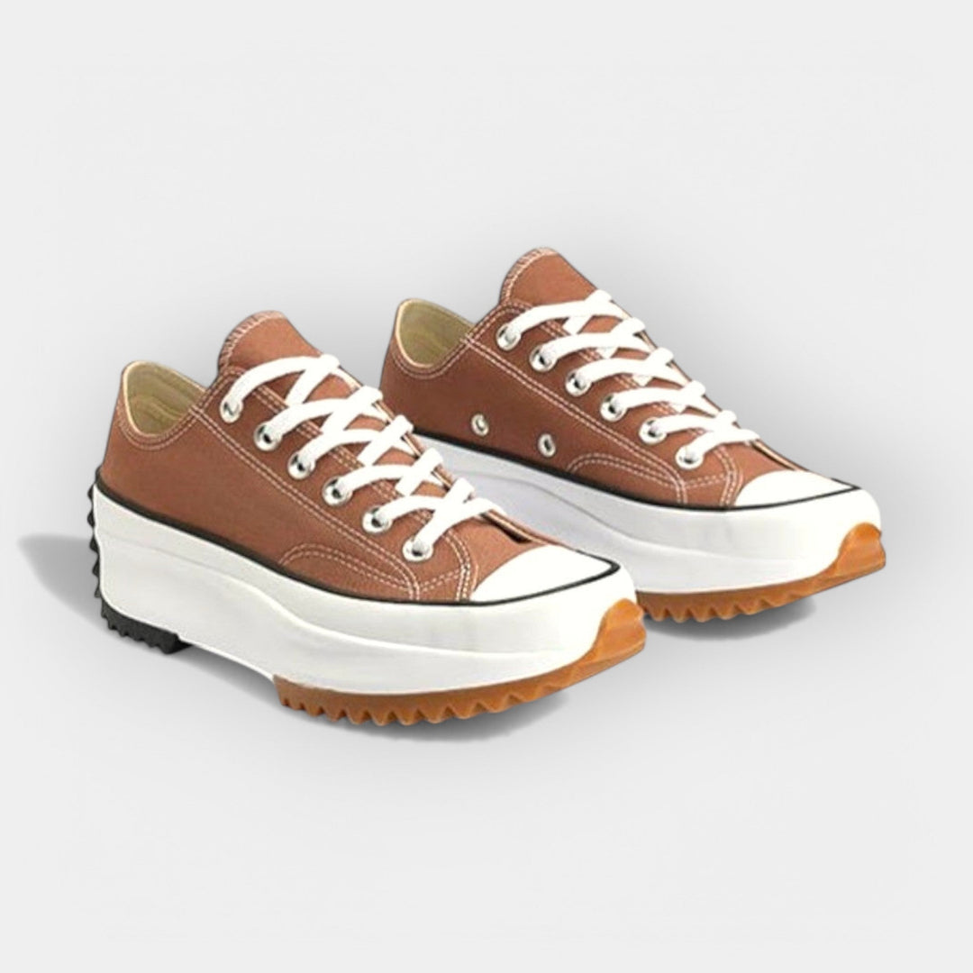 Μοντέρνα αθλητικά παπούτσια με χοντρή σόλα