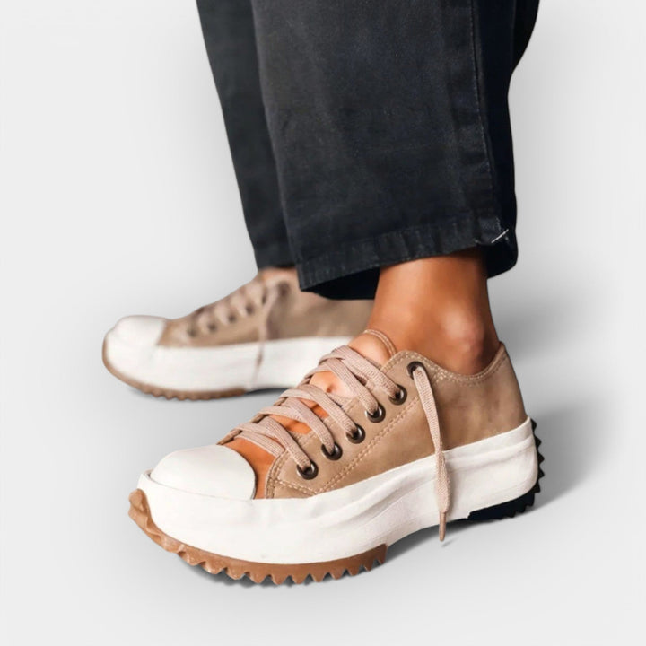 Μοντέρνα αθλητικά παπούτσια με χοντρή σόλα