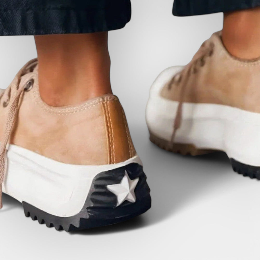 Μοντέρνα αθλητικά παπούτσια με χοντρή σόλα