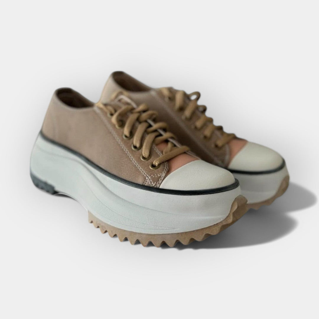 Μοντέρνα αθλητικά παπούτσια με χοντρή σόλα