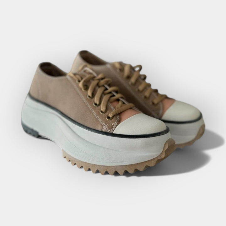 Μοντέρνα αθλητικά παπούτσια με χοντρή σόλα